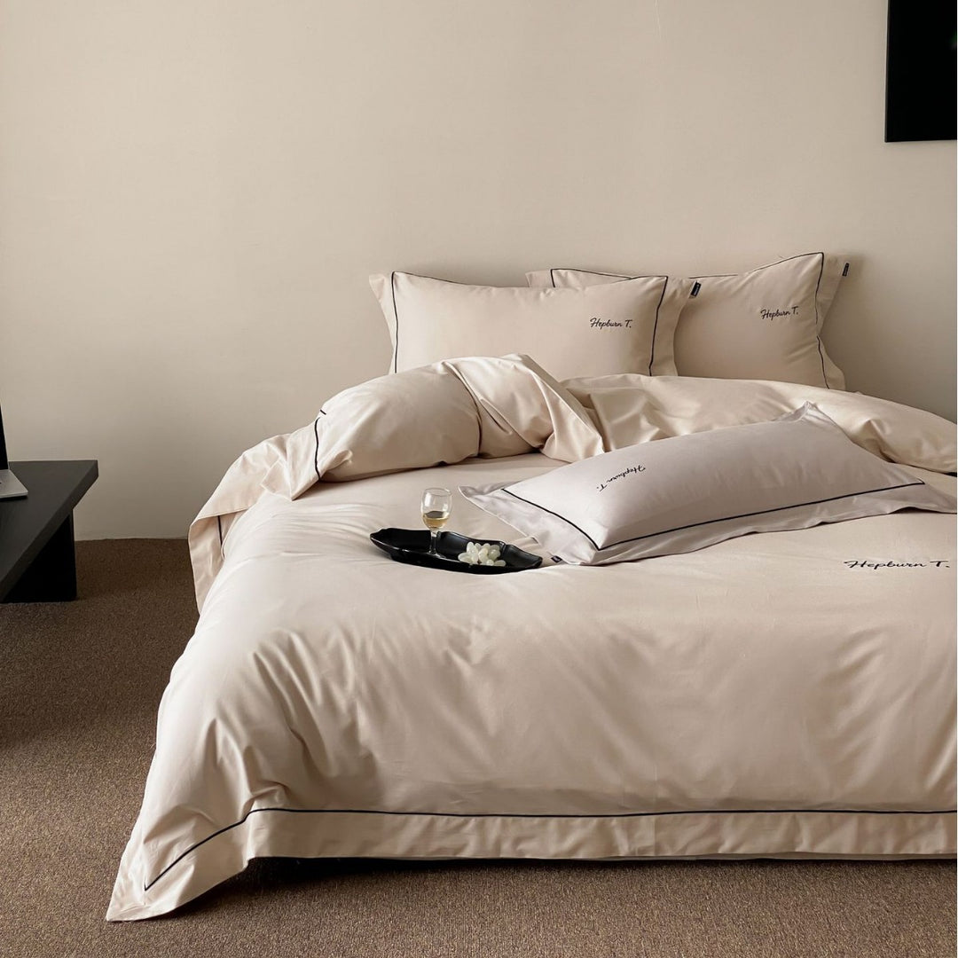 Elegantes Baumwollsatin-Bettwäscheset mit feiner Kederpaspel und Monogramm-Stickerei