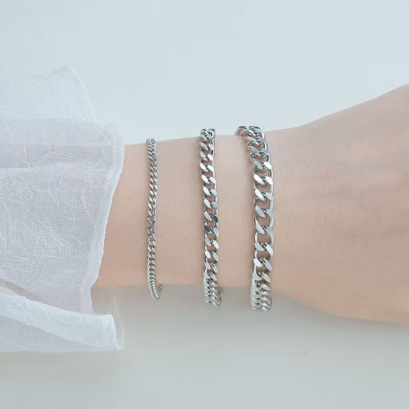 Schickes Goldenes Kettenarmband-Set Karnz