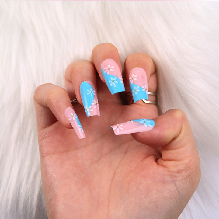 Kunstnägel mit zartem Blumen-Design Karnz