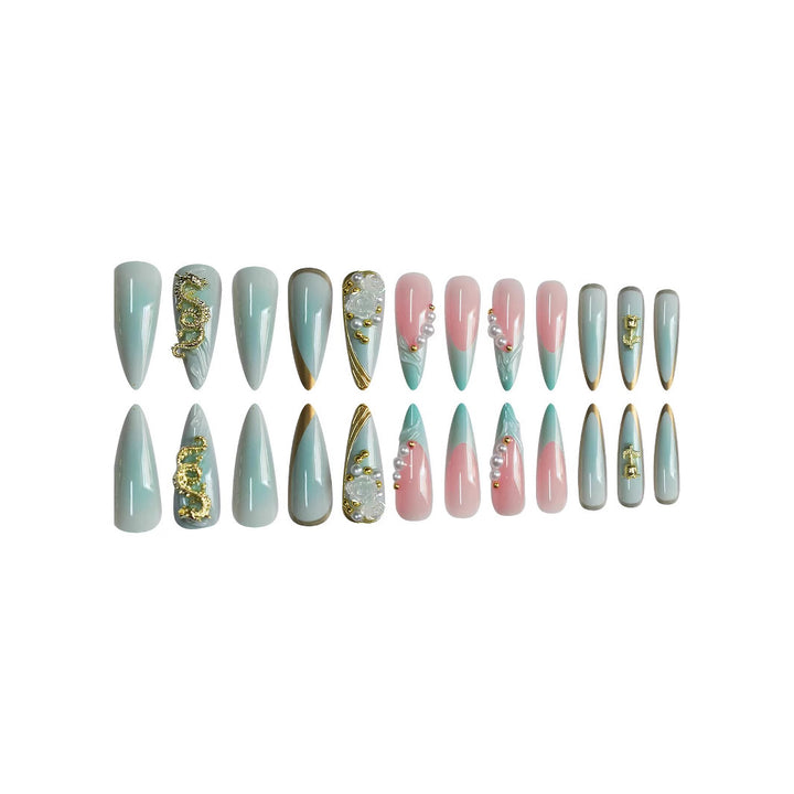 Luxuriöse Stiletto-Nagelverzierung mit floralen Akzenten Karnz
