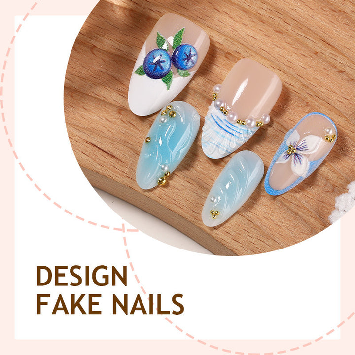Kunstnagelset mit floralen Akzenten und glitzernden Details Karnz