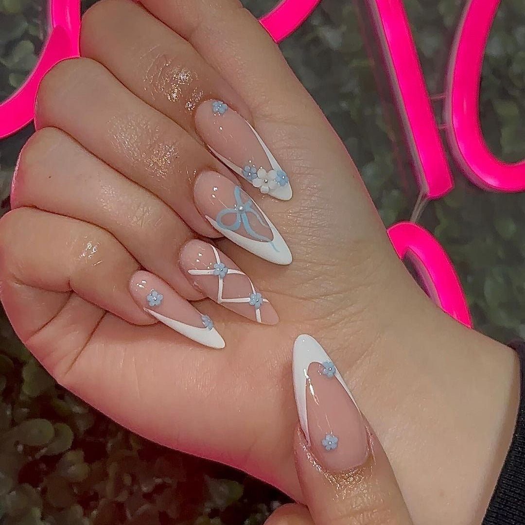 Kunstnagelset mit eleganten 3D-Blüten und glamourösen Akzenten Karnz