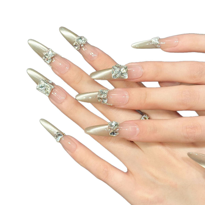 Künstlerisches Stiletto Press-On Nagelset mit Strassakzenten