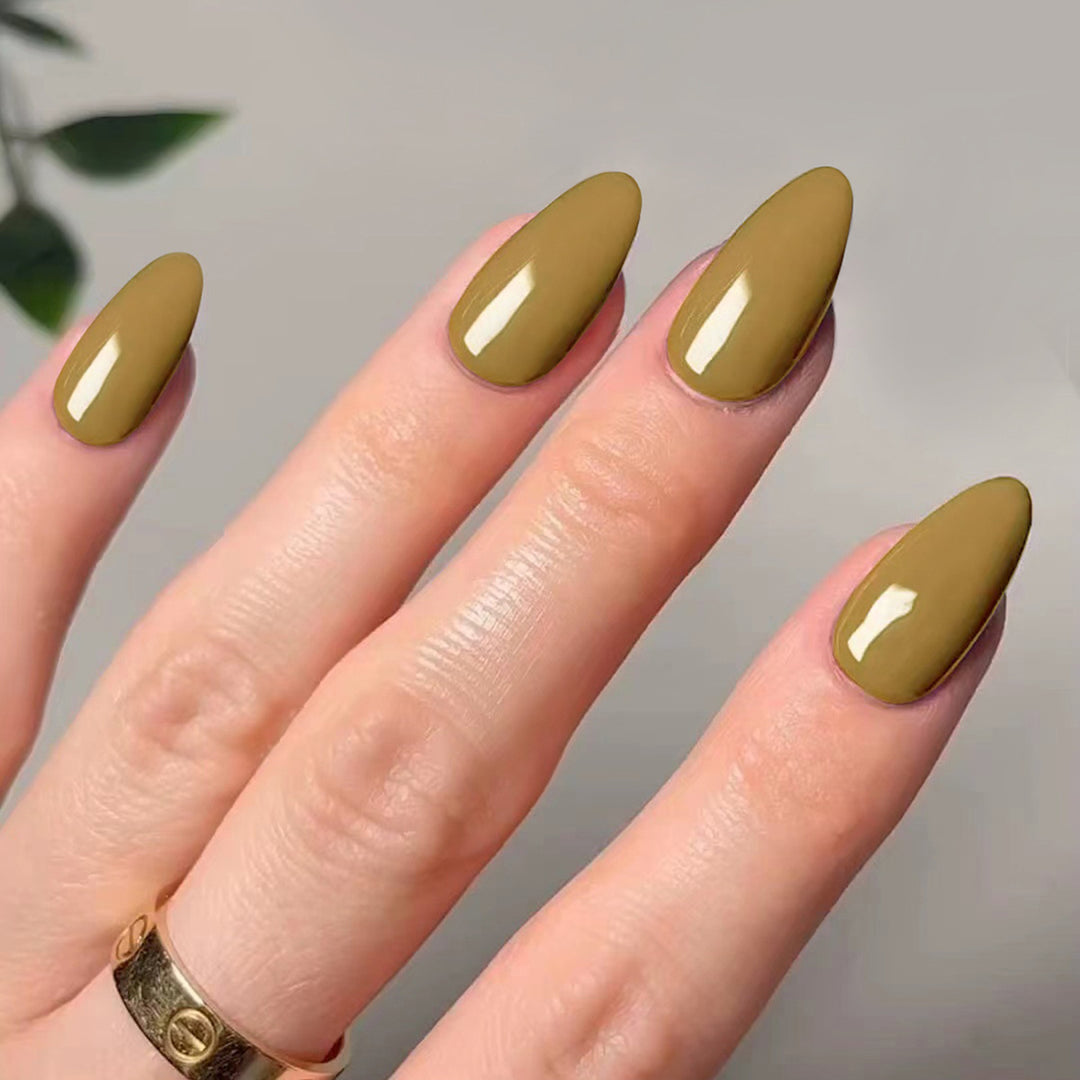 Kunstvolle Stiletto-Nägel mit elegantem Hochglanz-Finish Karnz
