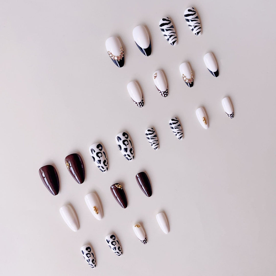 Kunstnagelset mit luxuriösen Tiermotiv-Designs und glamourösen Akzenten Karnz