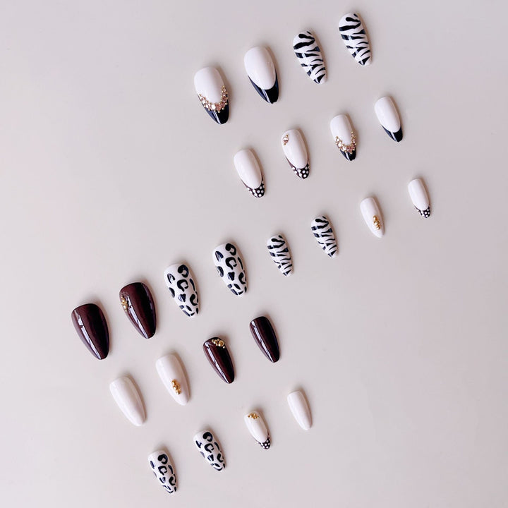 Kunstnagelset mit luxuriösen Tiermotiv-Designs und glamourösen Akzenten Karnz