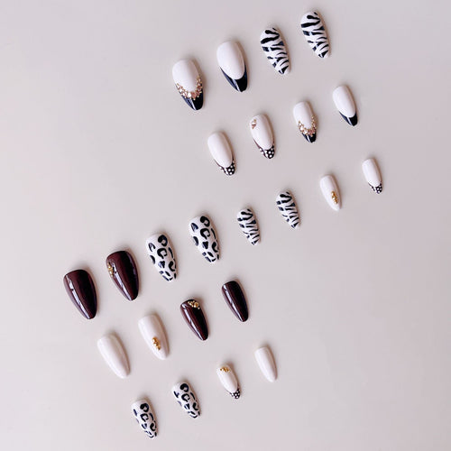 Kunstnagelset mit luxuriösen Tiermotiv-Designs und glamourösen Akzenten Karnz