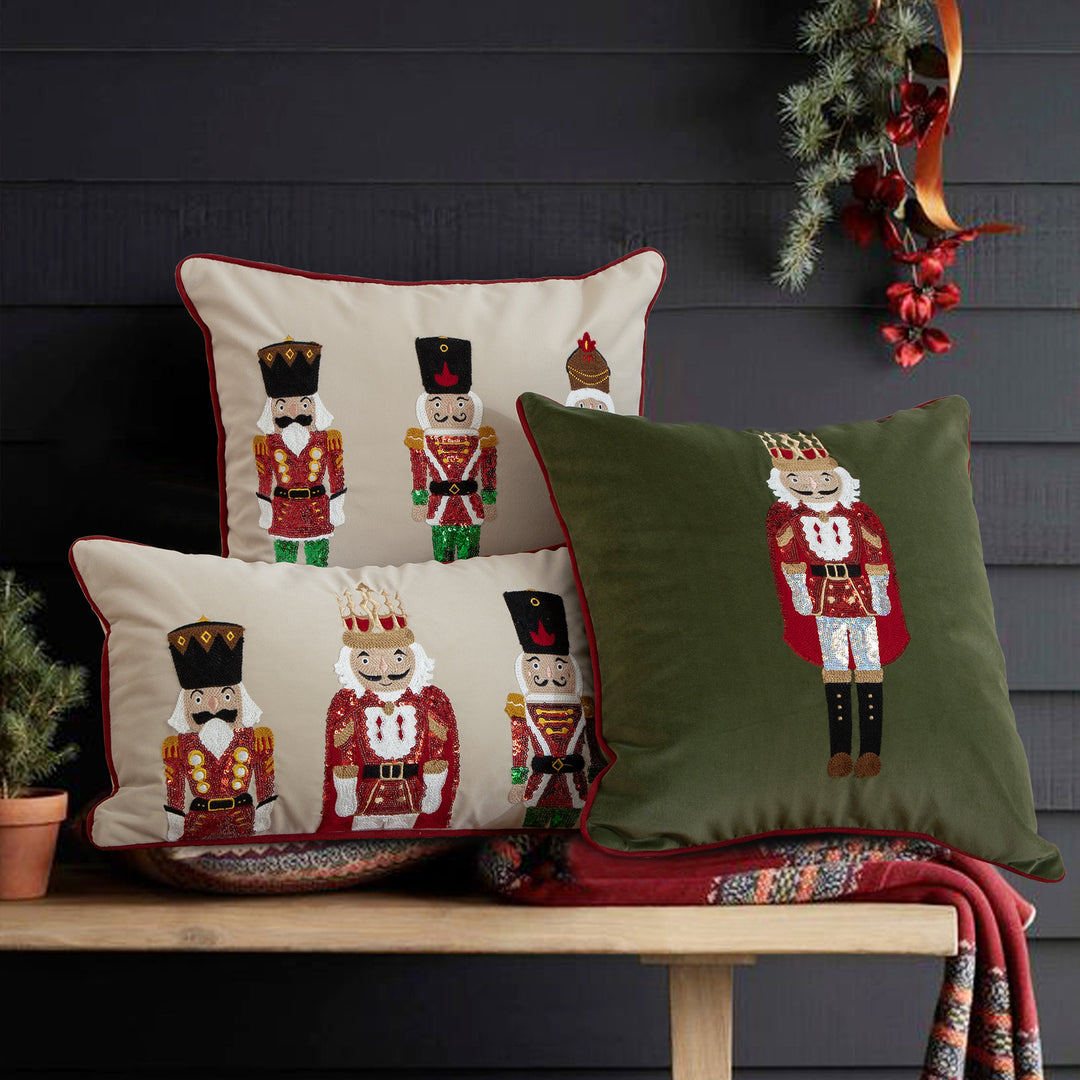 Weihnachtliches Dekokissen mit Nussknacker-Stickerei und Paspelrand