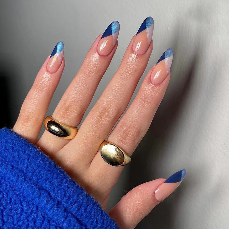 Kunstvolle Nagelverlängerungen mit geometrischem Farbverlauf Karnz