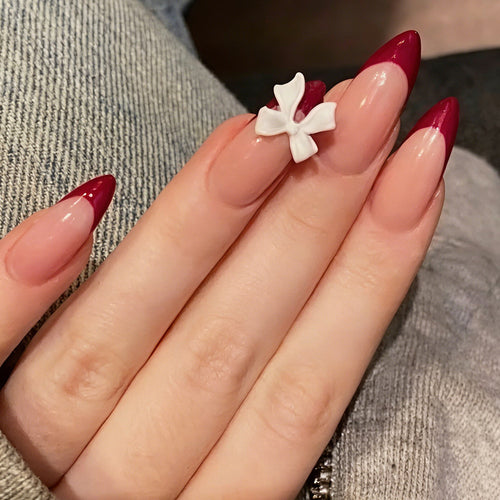 Kunstnagelset mit kreativem French-Tip Design und niedlichen Schleifen Karnz
