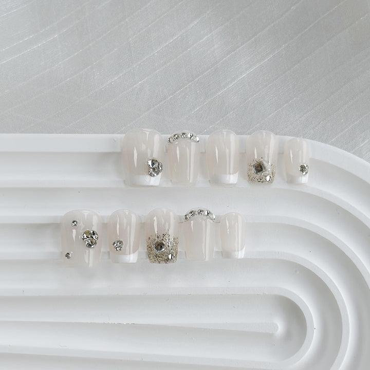Dekorativer Press-On-Nagelset mit Swarovski-Akzenten