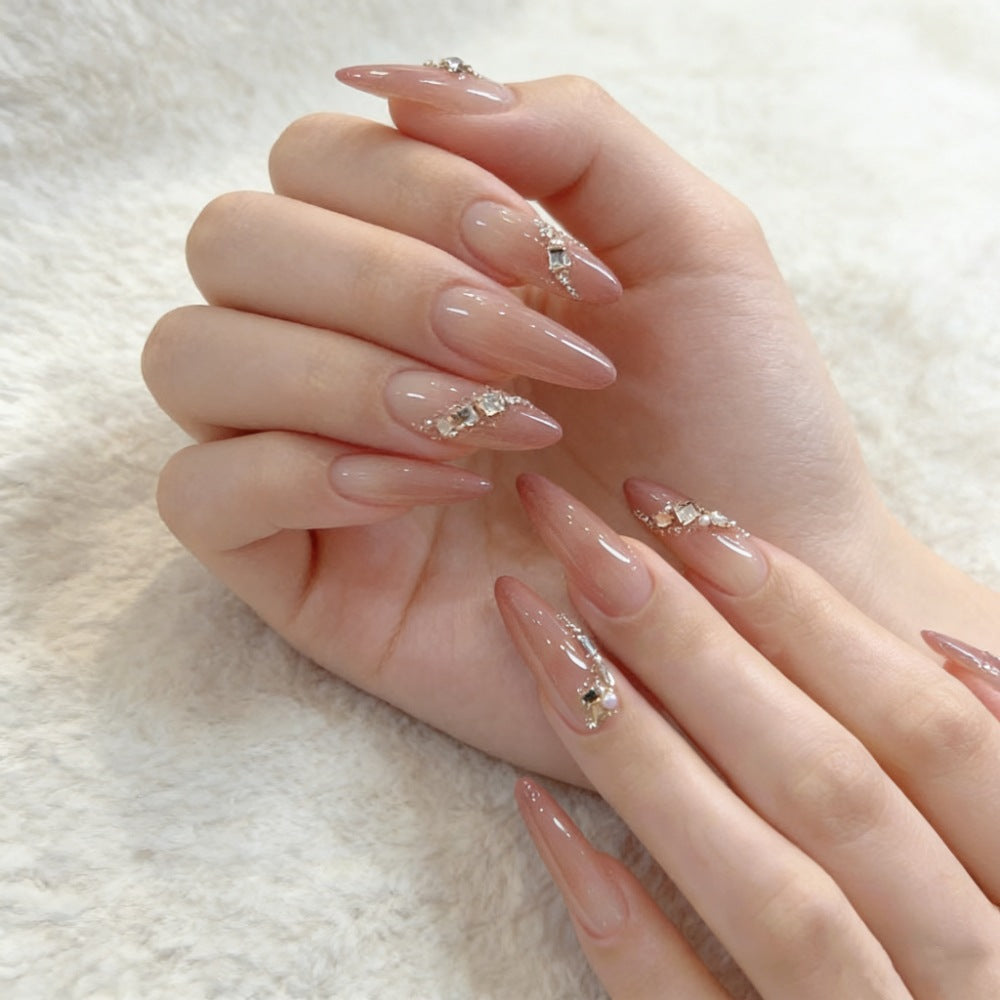 Künstlerisches Press-On-Nagelset mit einzigartigen Schleifen- und Herzakzenten Karnz