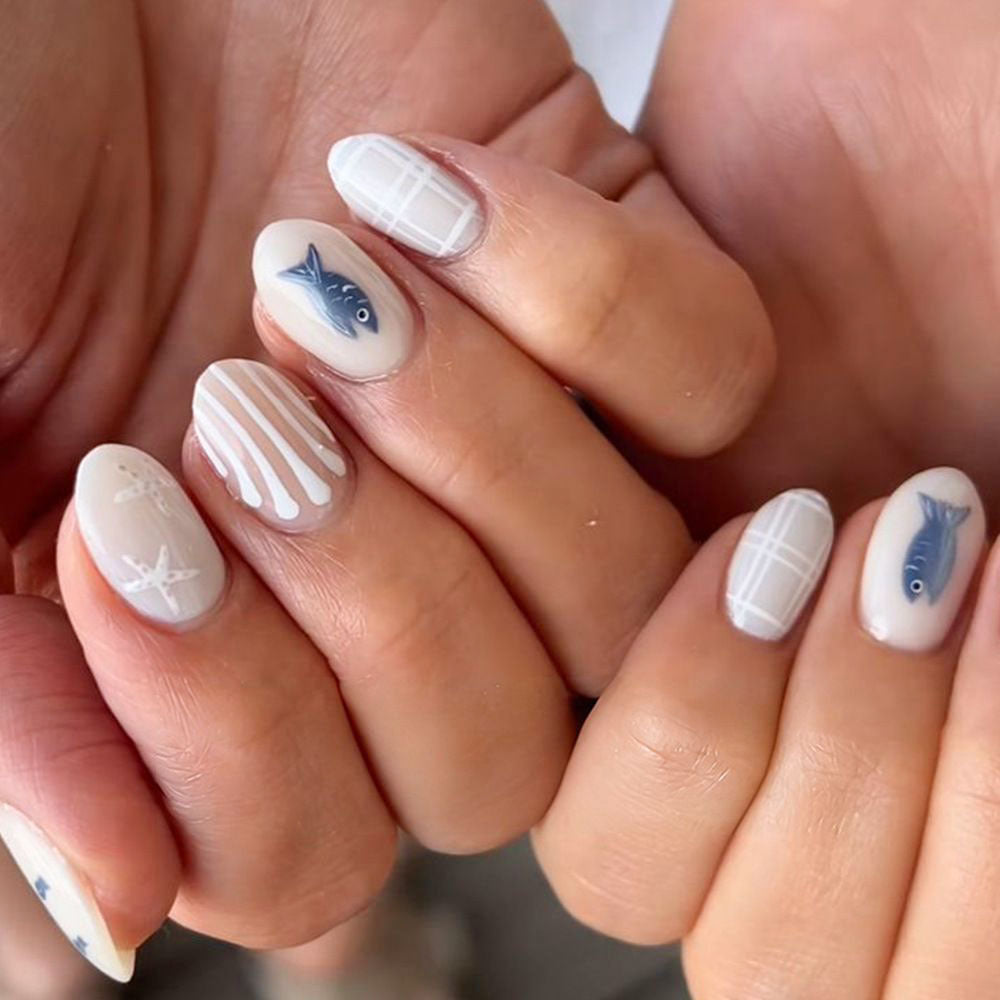 Dekoratives Press-On Nagelkunst-Set mit geometrischen Mustern