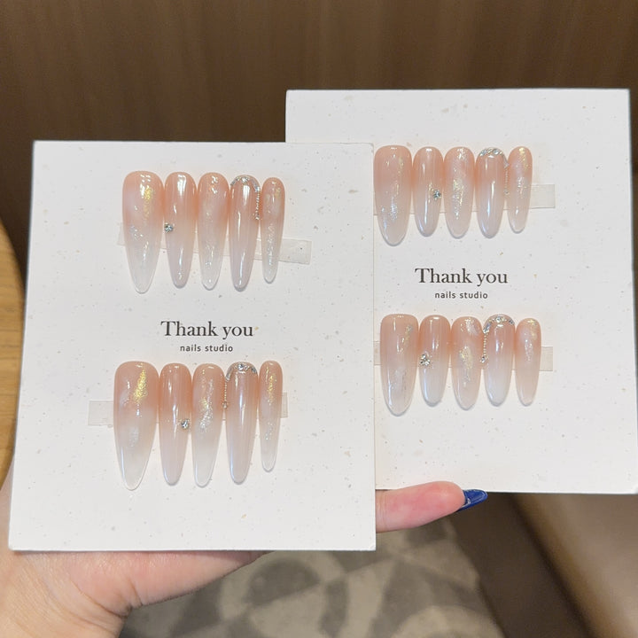 Kunstnagelset mit Eleganten Glitzerakzenten Karnz