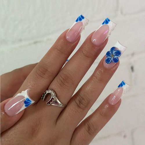 Dekoratives Blumennagelset zum Aufkleben Karnz