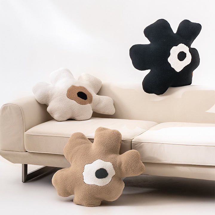 Kuscheliges Dekoratives Plüschkissen in organischer Blumenform mit Tufting-Mittelpunkt Karnz