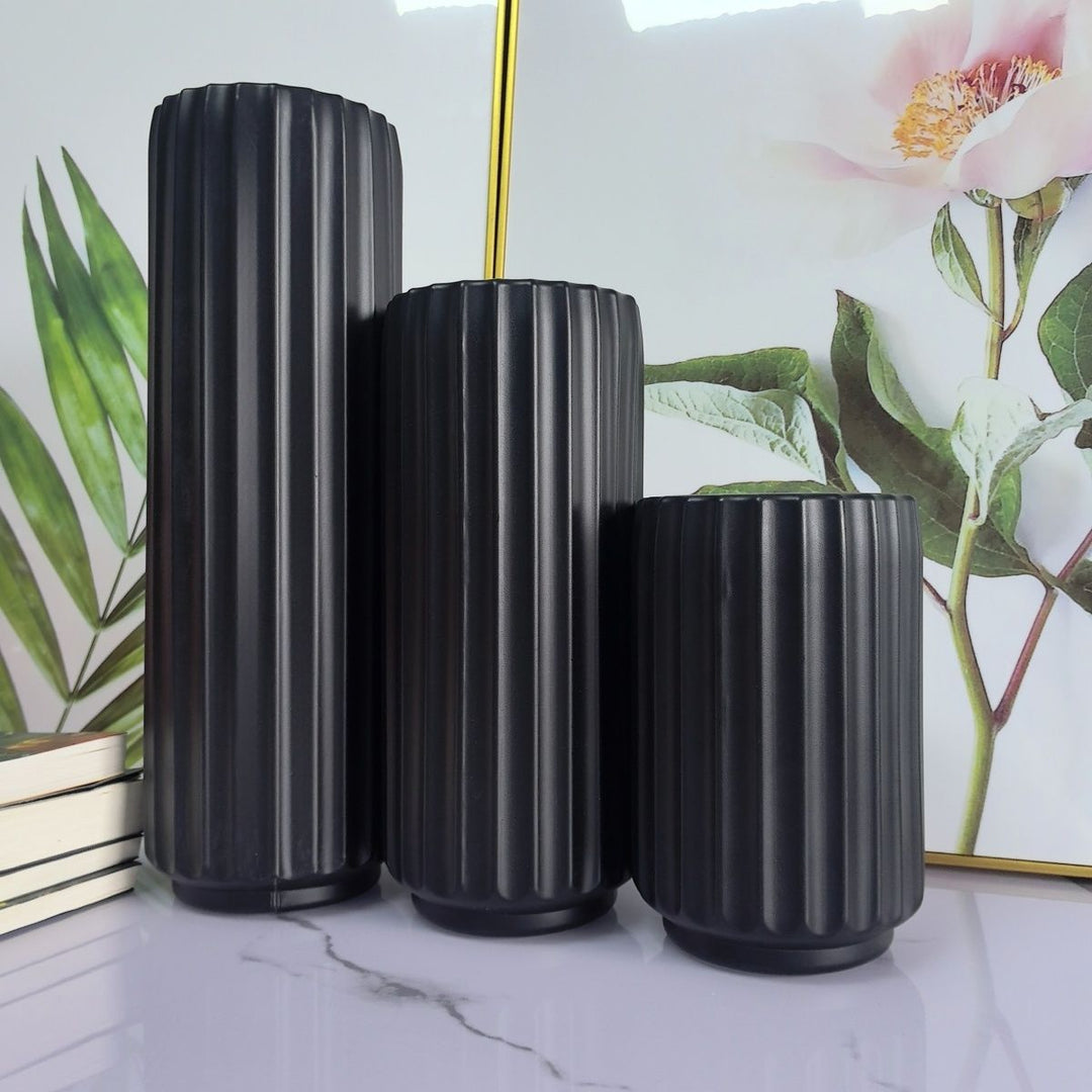 Dekorative vertikale gerippte Vase Karnz