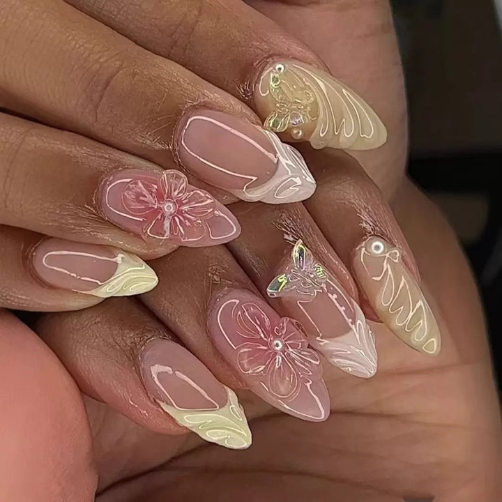 Blumeninspirierten dekorativen Press-On Nagelverlängerungen Karnz