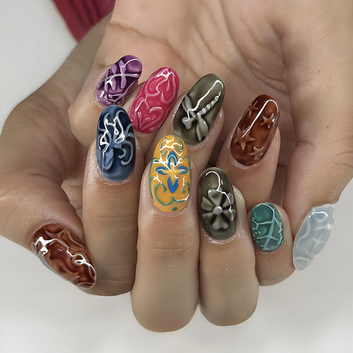 Kunstnagelset mit kreativen floralem Design und eleganten Akzenten Karnz