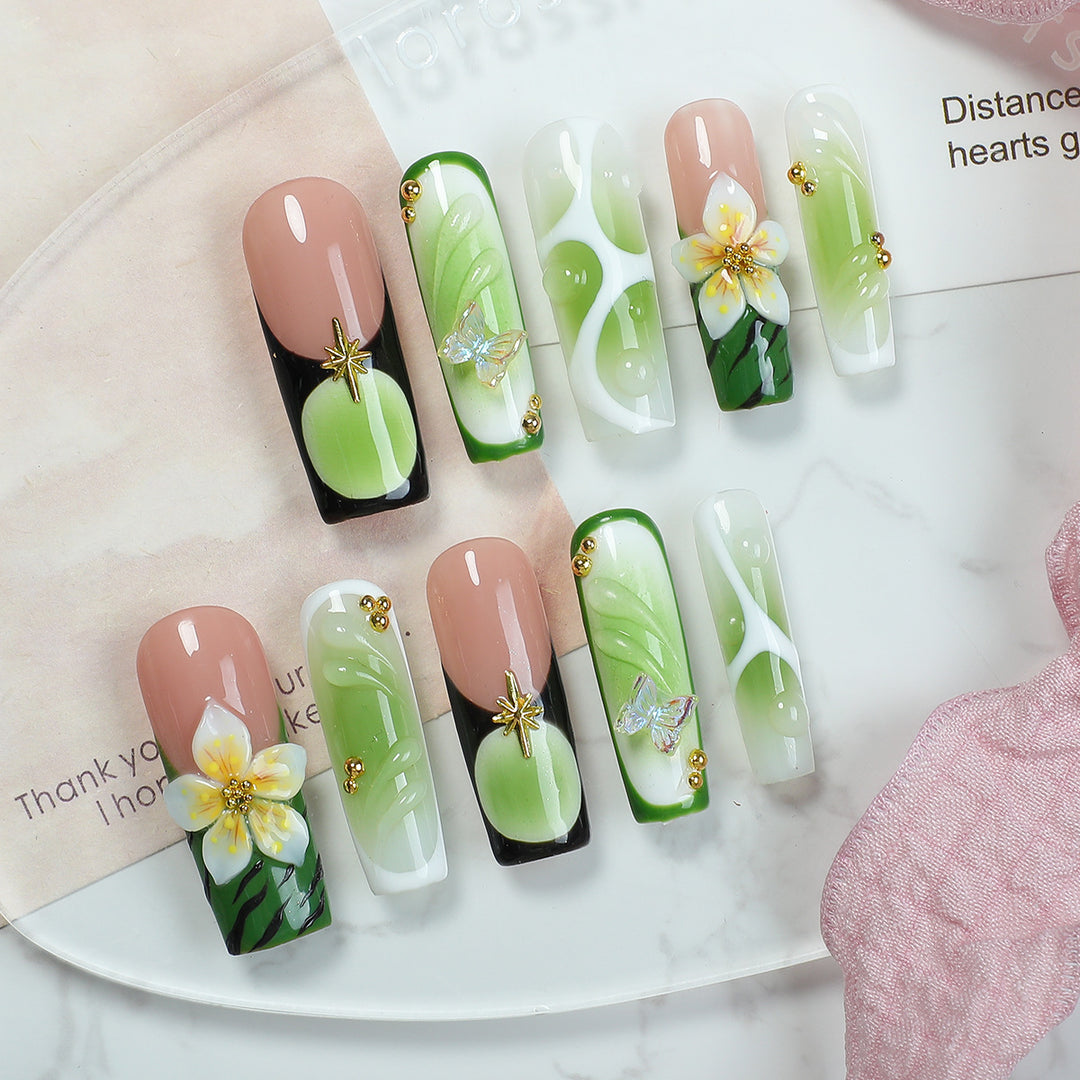 Kreatives Kunstnagelset mit eleganten floralen Verzierungen Karnz