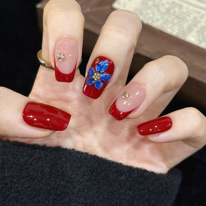 Künstlerisches Nageldesign-Kit mit floralen Akzenten Karnz
