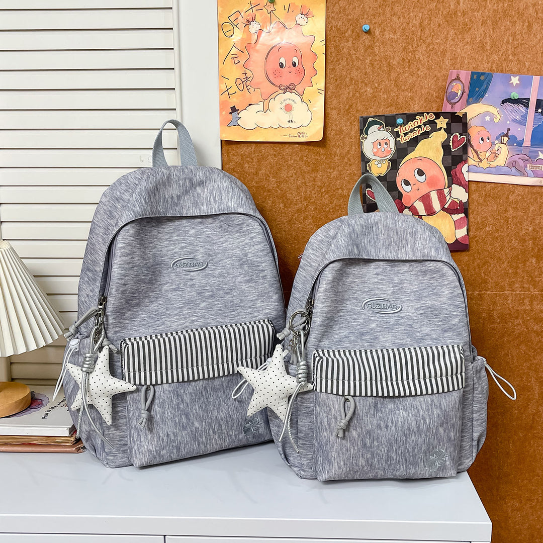 Stylischer vielseitiger Rucksack mit dekorativen Accessoires
