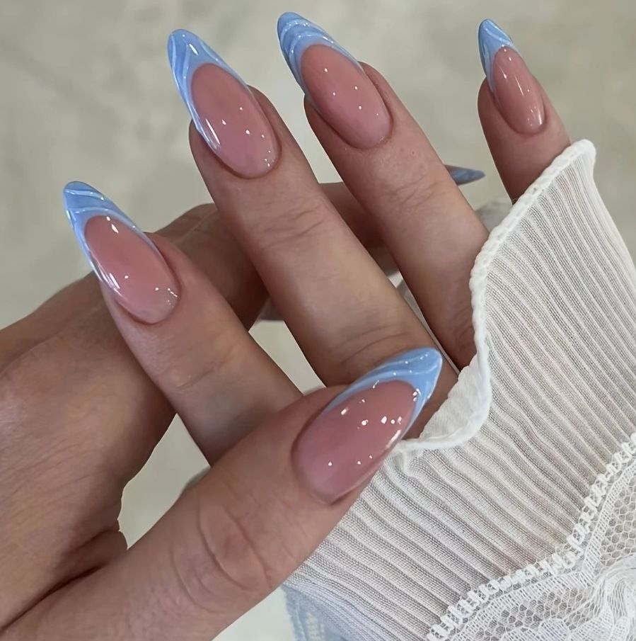 Elegante Kunstnägel mit geschwungenen Spitzen Karnz