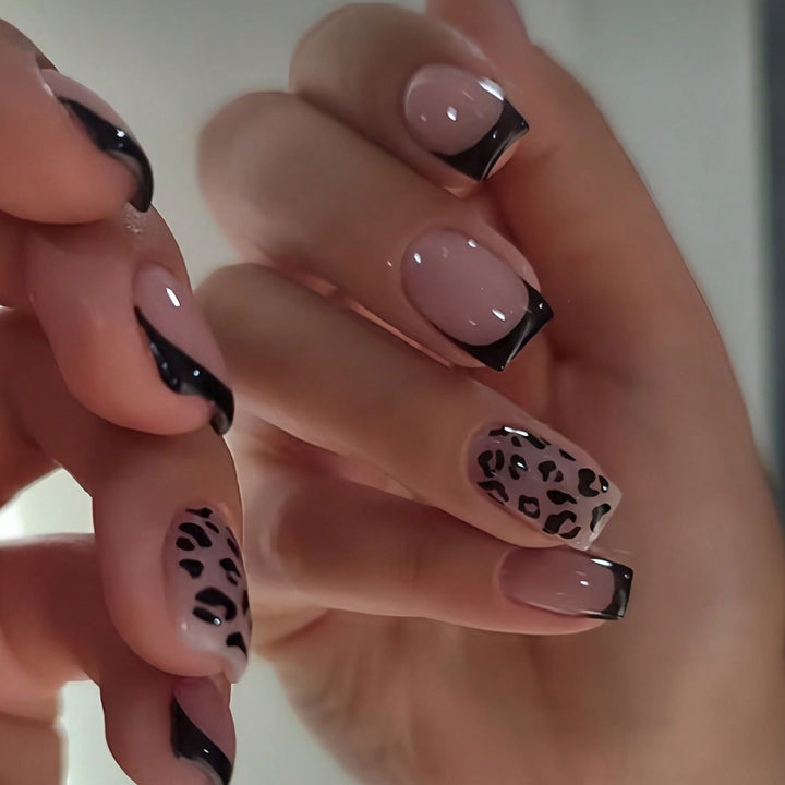 Kunstnagelset mit elegantem Leopardenmotiv und schwarzem French Design Karnz