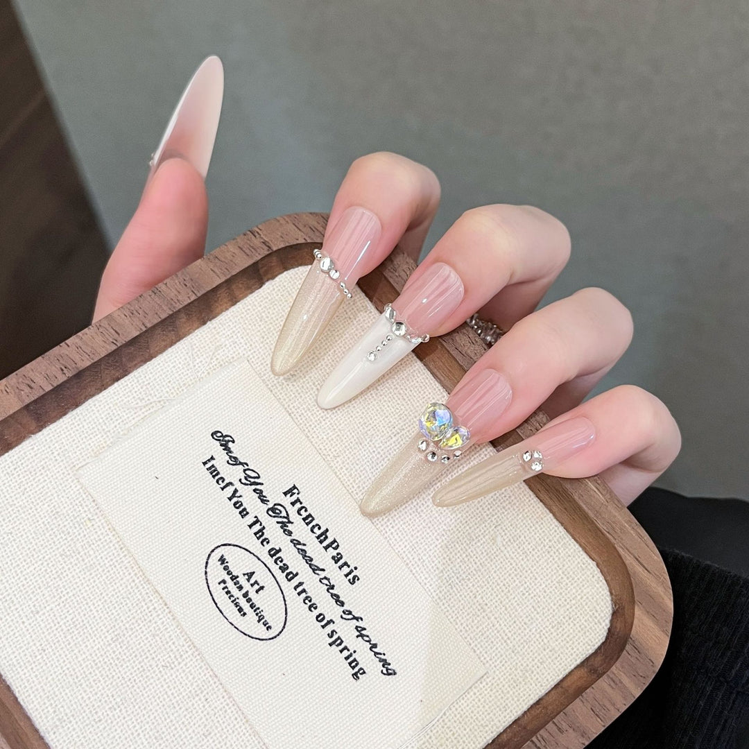 Elegante dekorative Press-On Nail Set Karnz