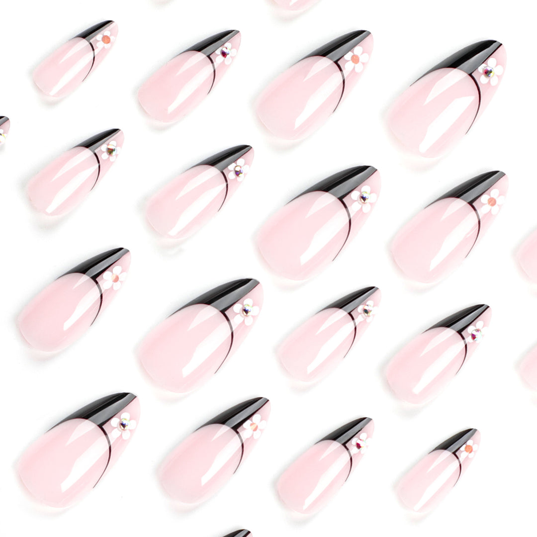 Kunstvolle Nagelkunst im eleganten Stiletto-Design Karnz