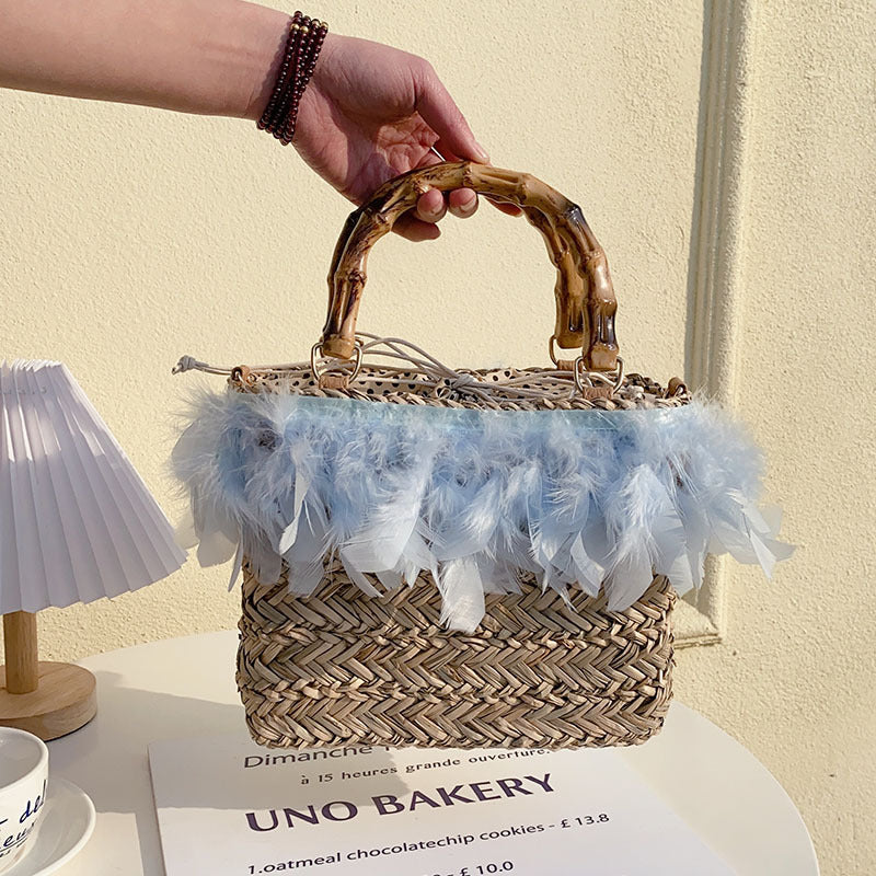 Damen Handtasche mit eleganter Federverzierung und strukturiertem Korbdesign Karnz
