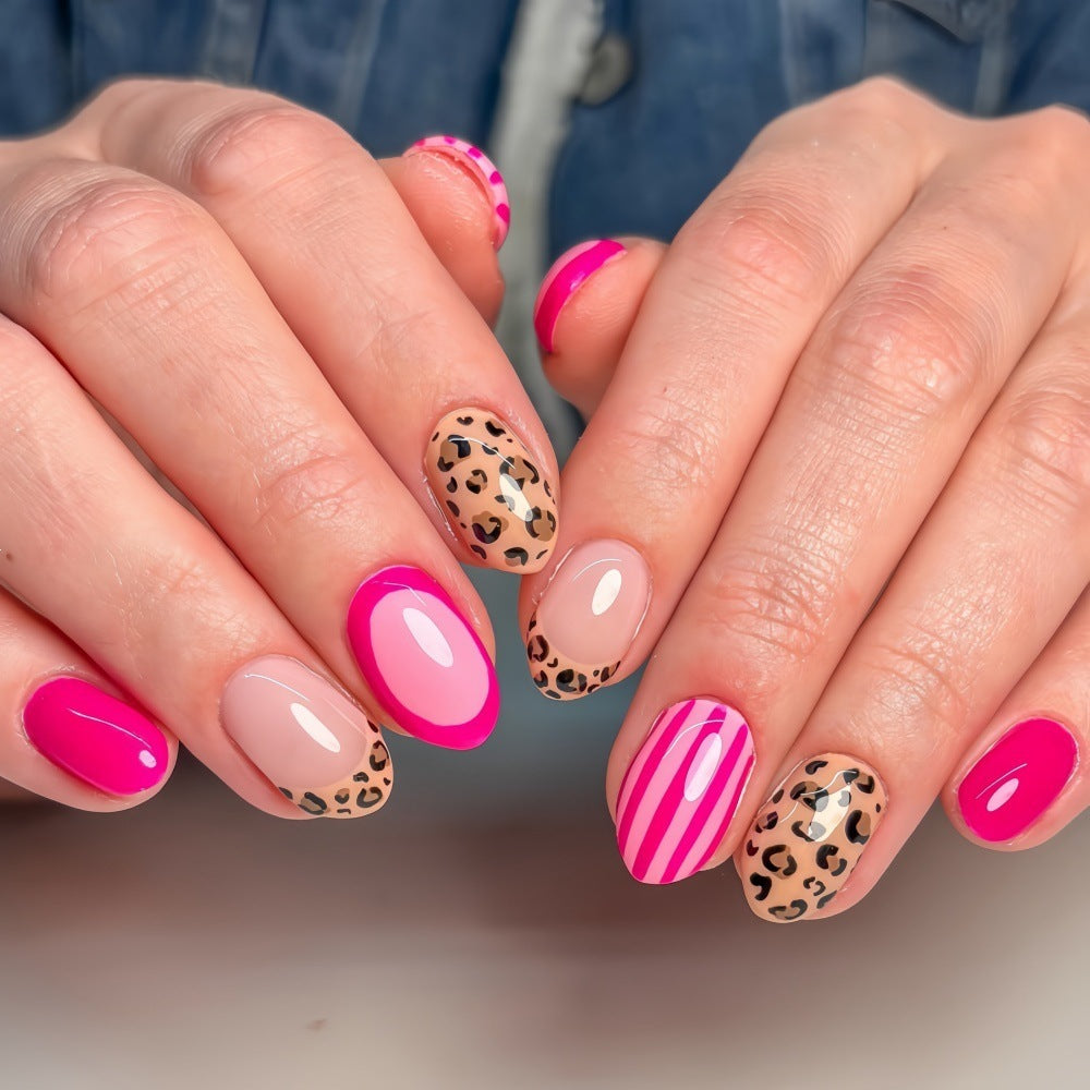 Kunstnägel mit trendigen Leopard- und Streifendekoren Karnz