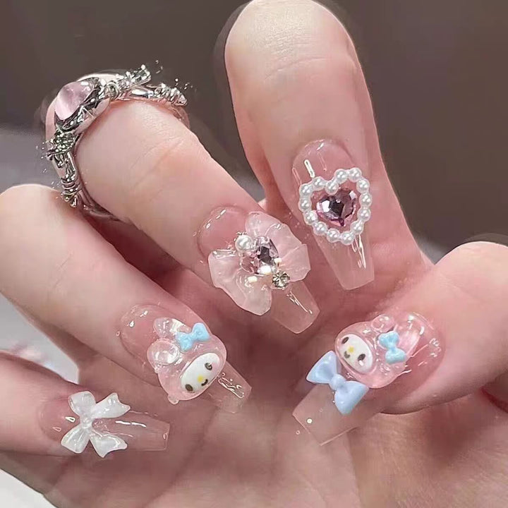 Künstlerisches Press-On-Nagelset mit floralen und glänzenden Akzenten Karnz
