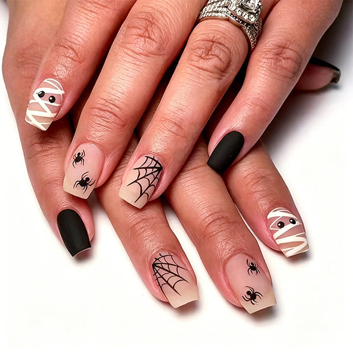 Kunstnagelset mit gruseligem Halloween-Motiv und filigranen Spinnen-Designs Karnz