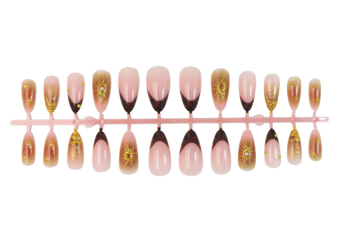 Kunstnagelset mit eleganten Goldperlen und filigranen Designs Karnz