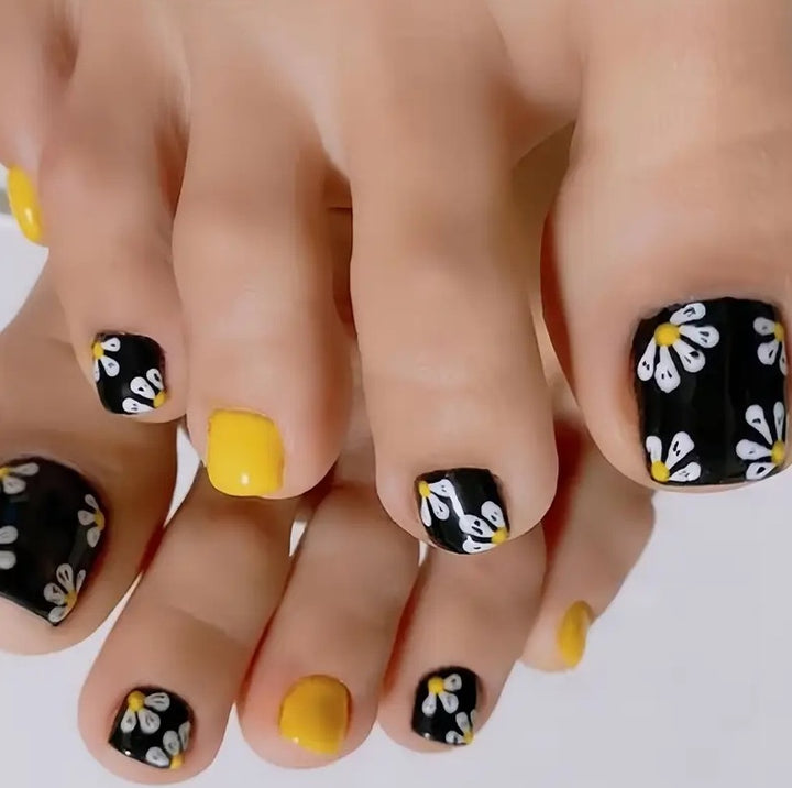 Künstlerisches Floral Nageldesign Karnz