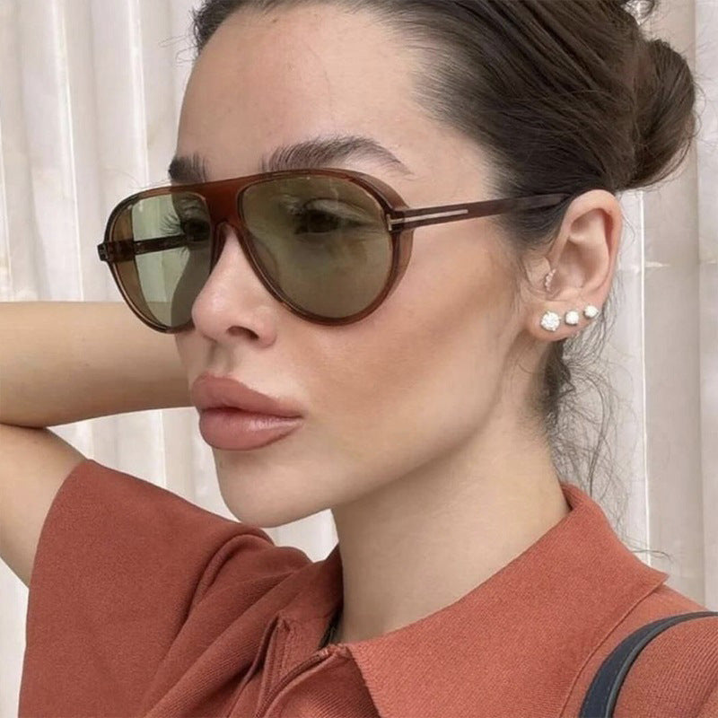 Damen stilvolle Sonnenbrille im aerodynamischen Design Karnz
