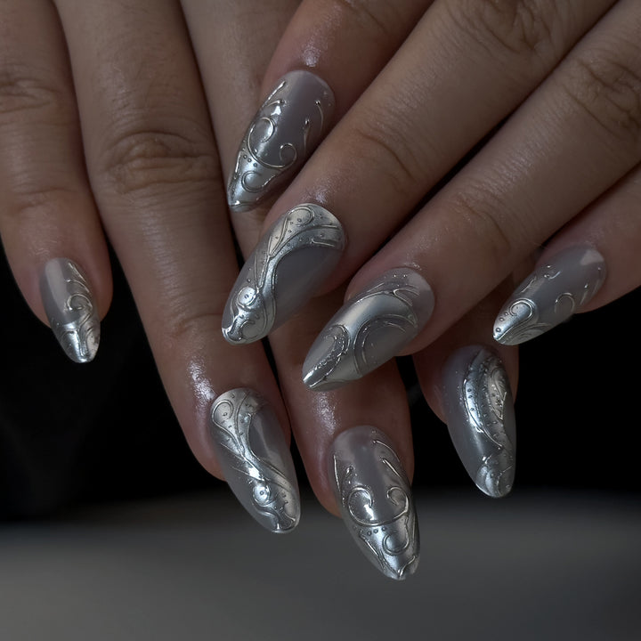 Kunstvolle Stiletto-Nägel mit elegantem Silber-Design Karnz