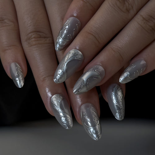 Kunstvolle Stiletto-Nägel mit elegantem Silber-Design Karnz