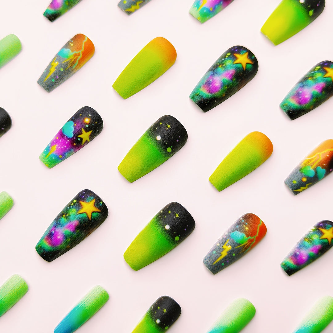 Kreative Kunstnägel mit Neon Galaxy-Motiv Karnz