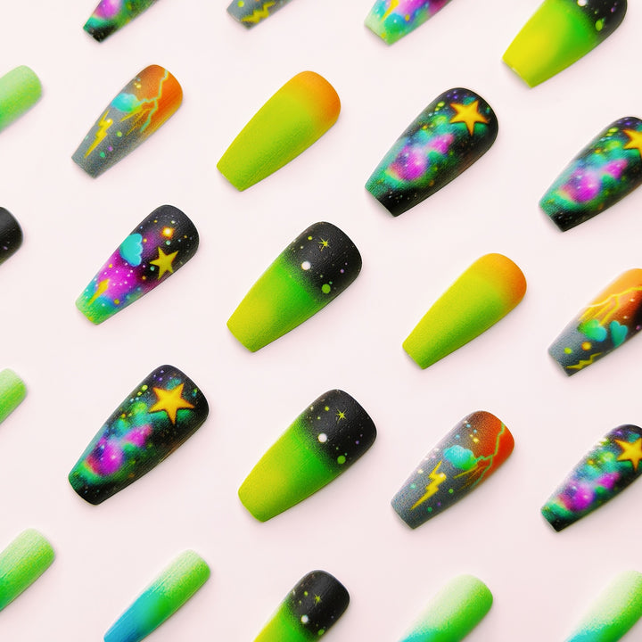 Kreative Kunstnägel mit Neon Galaxy-Motiv Karnz