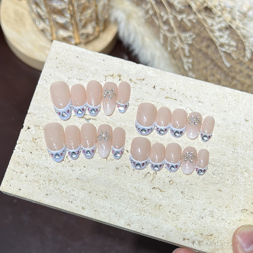 Dekoratives Press-On Nagelset mit Strass-Akzenten
