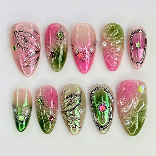Kunstnagelset mit floralen und festlichen Verzierungen Karnz
