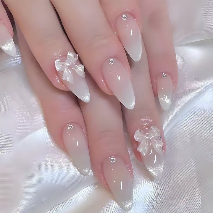 Elegante und Kunstvolle Nagelspitzen Karnz