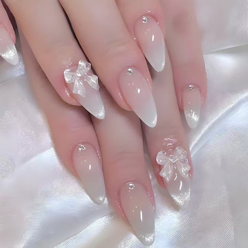 Elegante und Kunstvolle Nagelspitzen Karnz