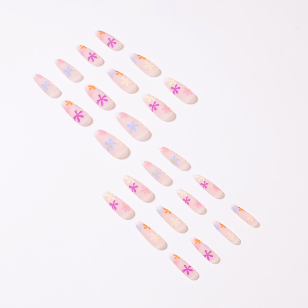 Künstliche Nagelverlängerungen mit buntem Blumenmuster Karnz