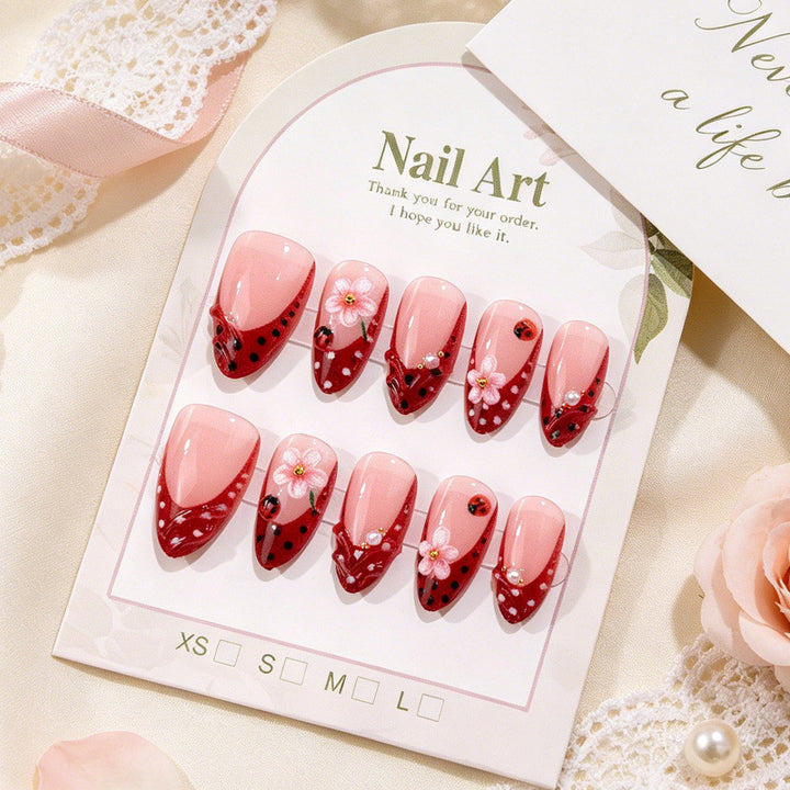 Künstlerisches Press-On-Nagelset mit floralem und Marienkäferdesign