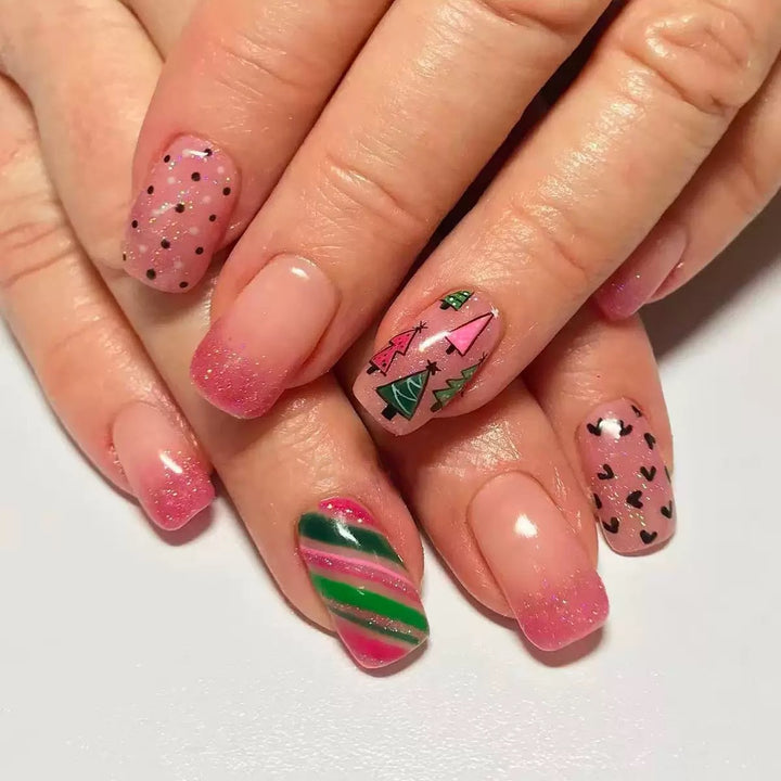 Kunstnagelset mit festlichen Weihnachtsmotiven und funkelnden Akzenten Karnz