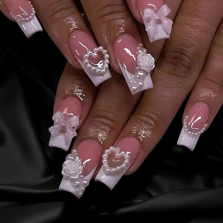 Exquisite 3D Blumendekor und mit Schmucksteinen verzierte Nagelverlängerungen Karnz