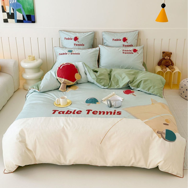 Kinder-Bettwäsche-Garnitur mit Fußball-Print, gestreifter Satin-Hülle und dekorativem Ballkissen Karnz
